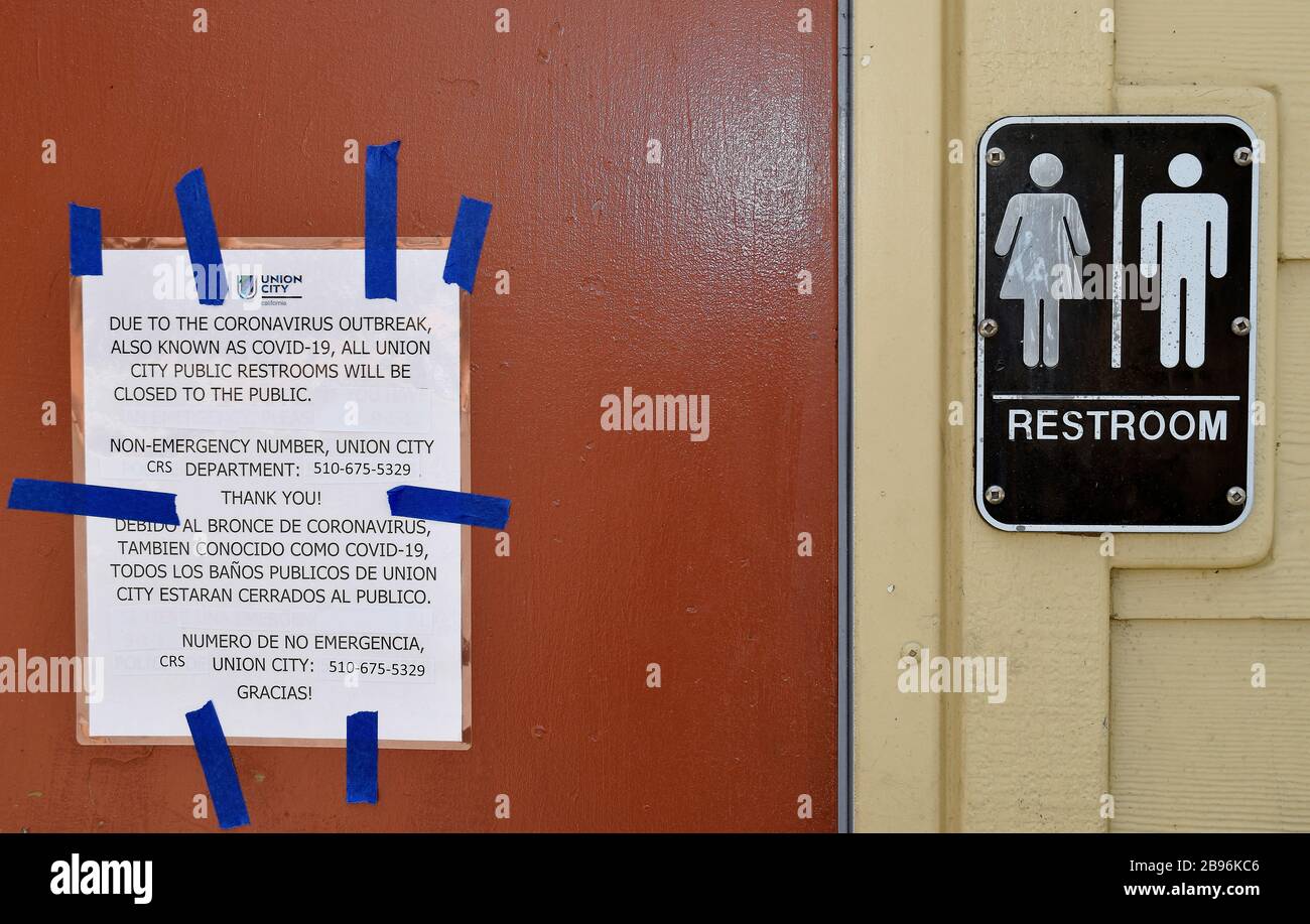 public bathrooms closure noticw in Cann Park, Union City, California due to coronavirus Stock Photo