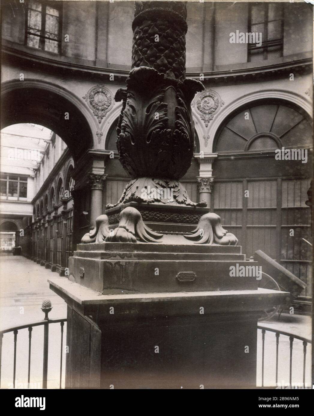 VIVIENNE COLBERT STREET GALLERY 'Galerie Colbert rue Vivienne', Paris (IIème arr.). Photographie d'Eugène Atget (1857-1927), 1906. Paris, musée Carnavalet. Stock Photo
