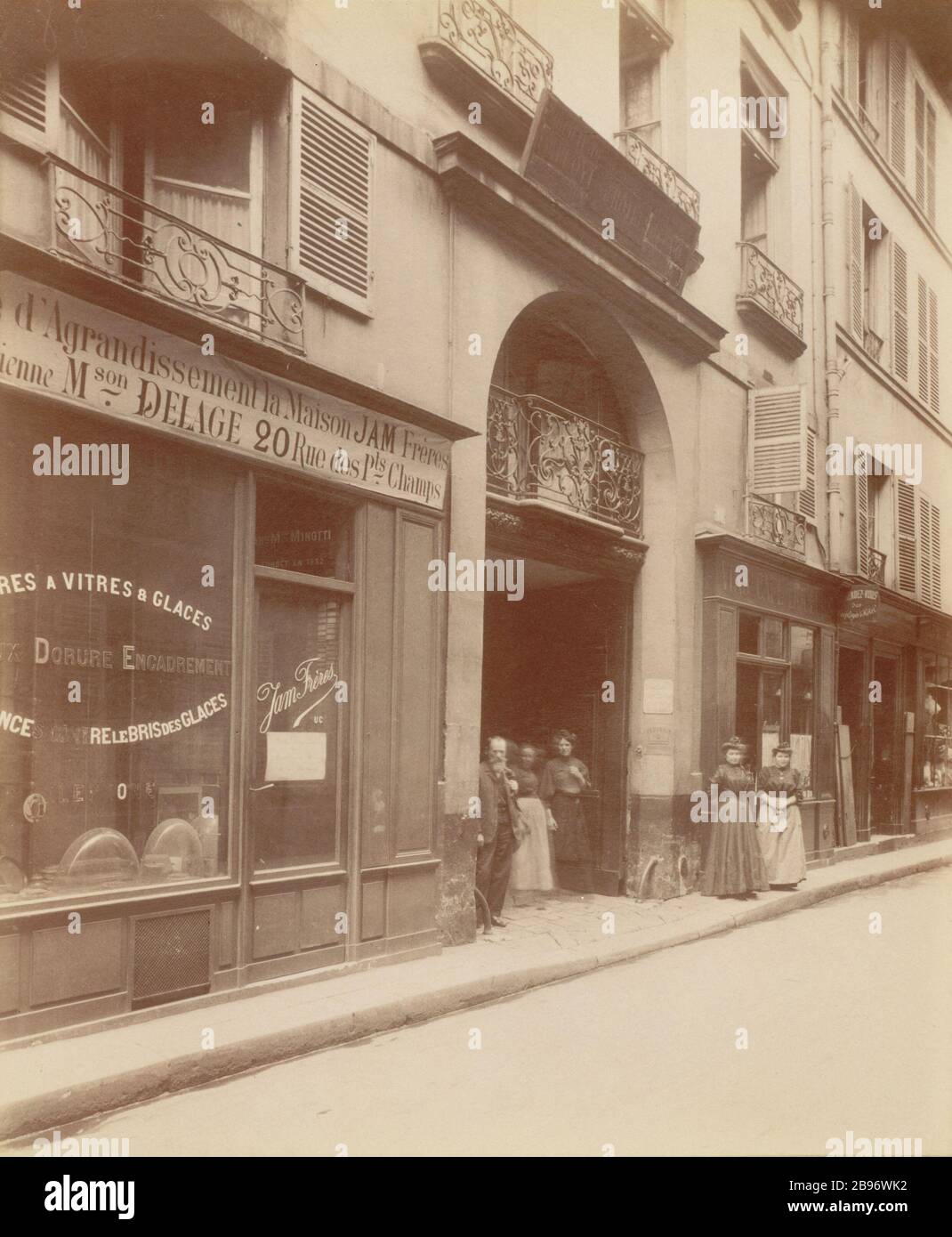HOTEL DE Villedo Hôtel de Villedo, Général des Bâtiments du roi, 13 rue Villedo, 1907. Photographie d'Eugène Atget (1857-1927). Paris, musée Carnavalet. Stock Photo