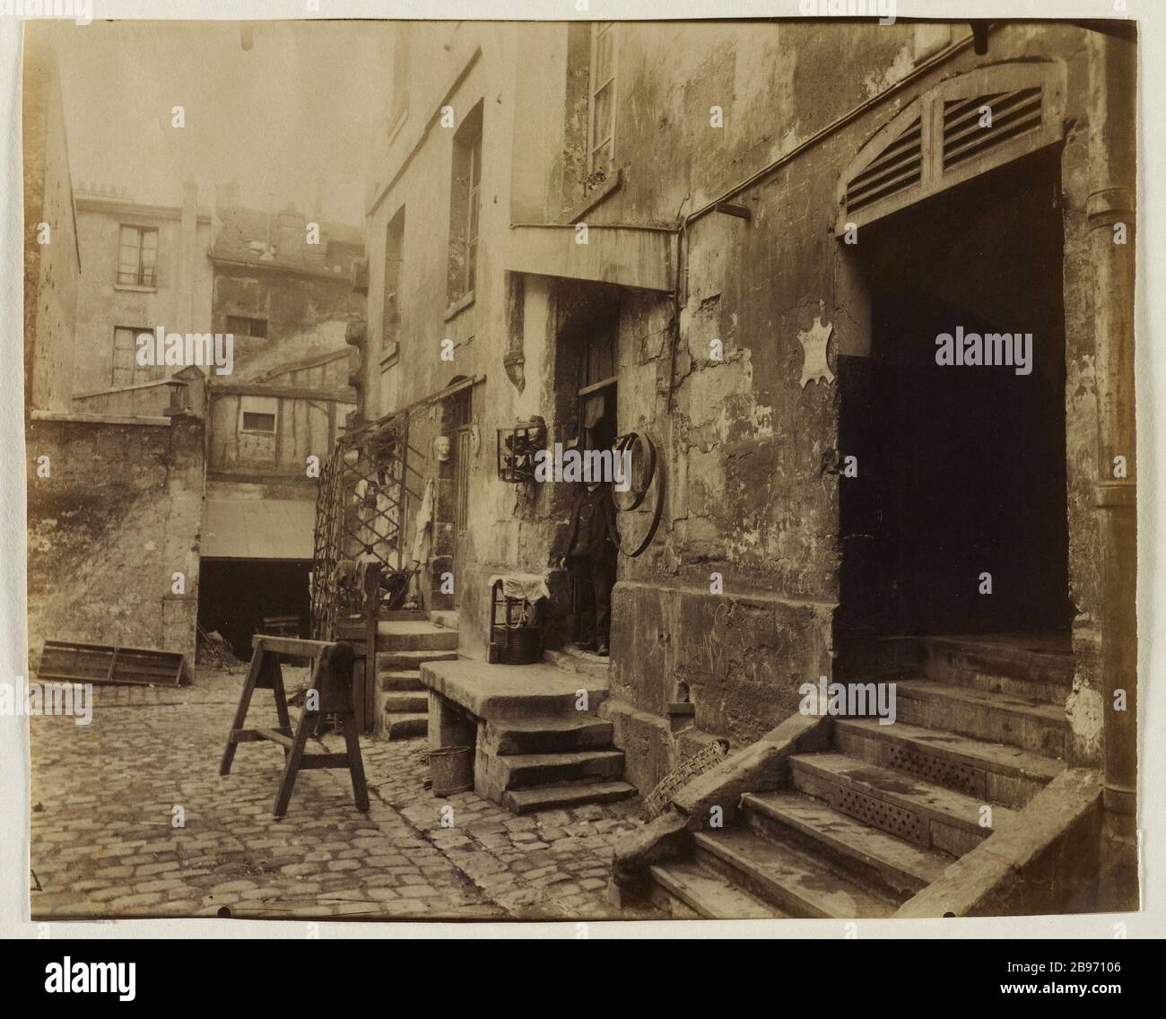 OLD COURT (disappeared), 108 MOUFFETARD STREET, 5TH DISTRICT, PARIS Vieille cour (disparue), 108 rue Mouffetard, Paris (Vème arr.), 1913. Photographie d'Eugène Atget (1857-1927). Paris, musée Carnavalet. Stock Photo