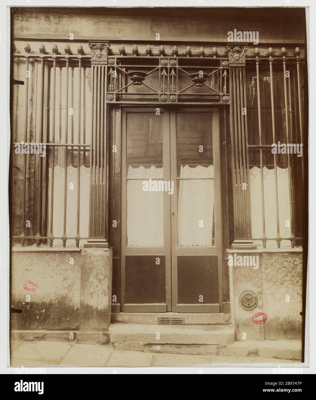 OLD SIGN, 1 GUIRSADE STREET, 6TH DISTRICT, PARIS Vieille enseigne, 1 rue  Guirsade. Paris (VIème arr.), 1909-1910. Photographie d'Eugène Atget  (1857-1927). Paris, musée Carnavalet Stock Photo - Alamy