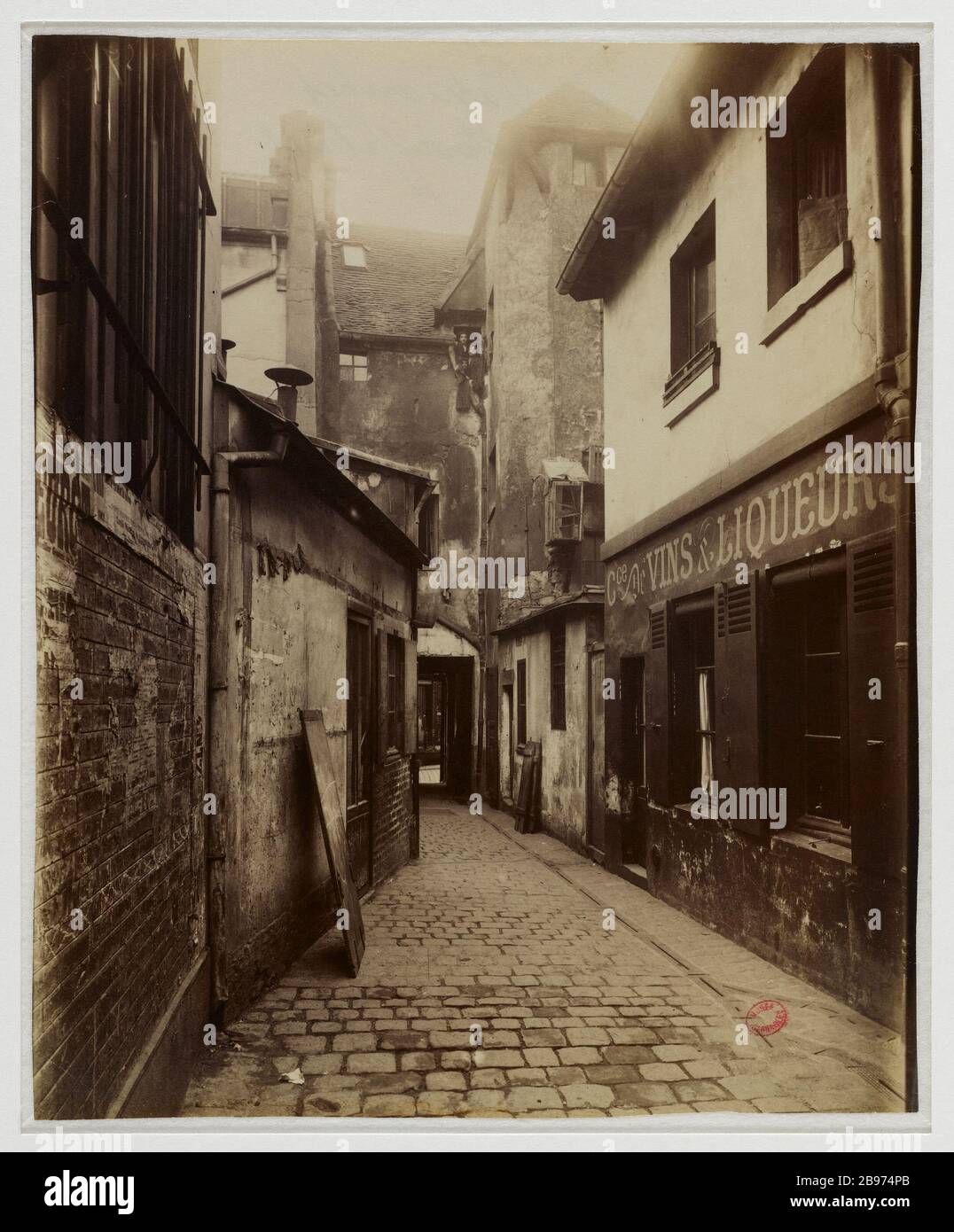 PASSAGE Patriarchs, 99 MOUFFETARD STREET, 5TH DISTRICT, PARIS Passage des Patriarches, 99 rue Mouffetard. Paris (Vème arr.), 1909. Photographie d'Eugène Atget (1857-1927). Paris, musée Carnavalet. Stock Photo