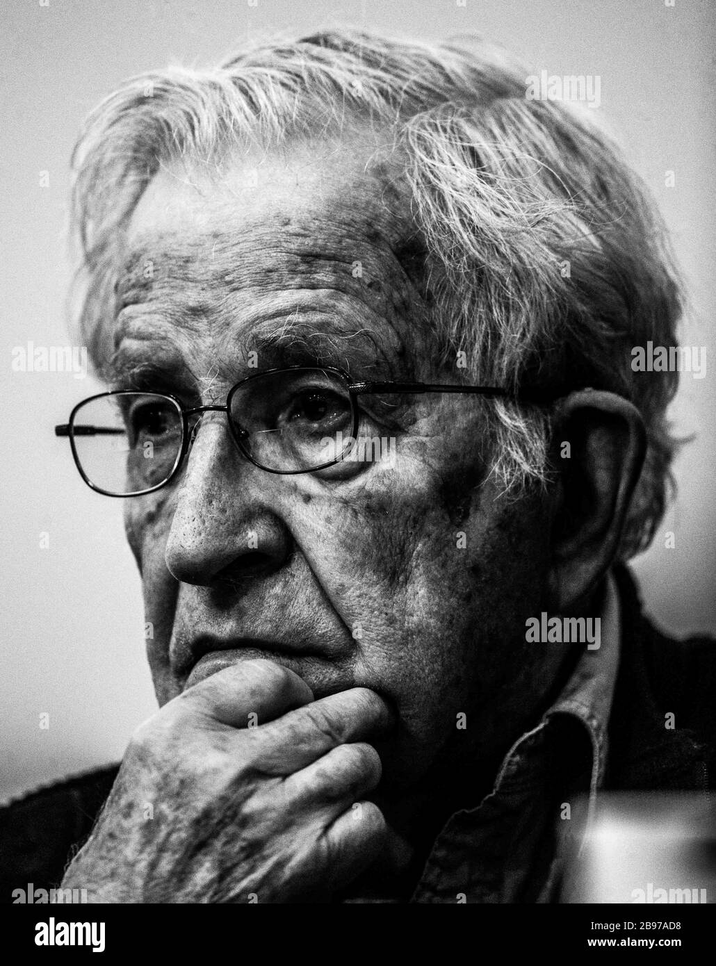 Noam Chomsky, ofrecio la conferencia titulada Gangter Capitalism y resistencias transfronterizas,  organizada por el Colegio Sonora en el Centro de la Stock Photo