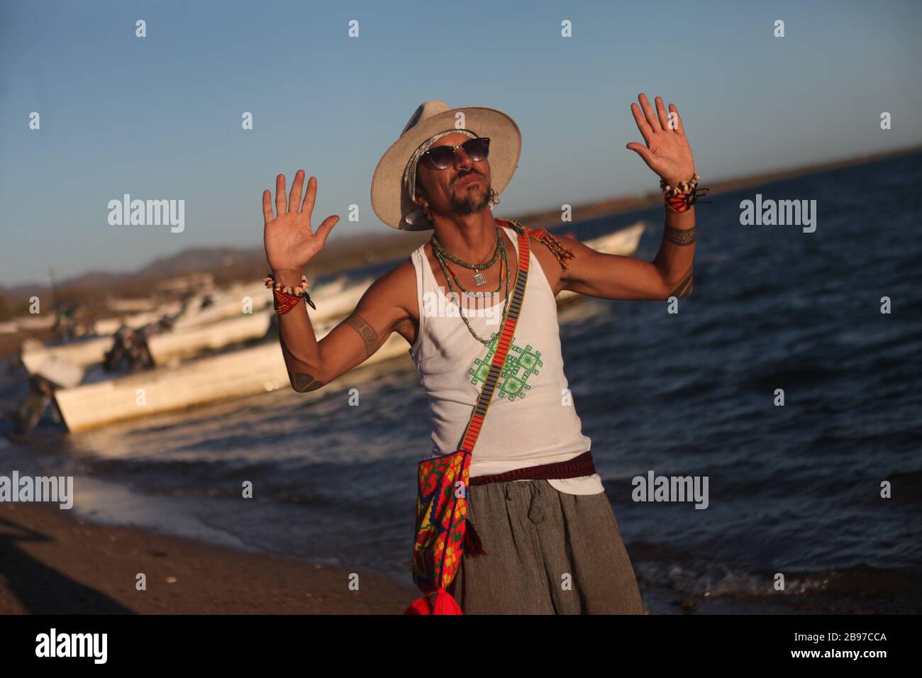 Retrato de Roco junto a un bote o panga de pescador a la orilla de la playa de punta chueca Sonora, así espalda la isla del tiburón. (Foto: Luis Gutie Stock Photo
