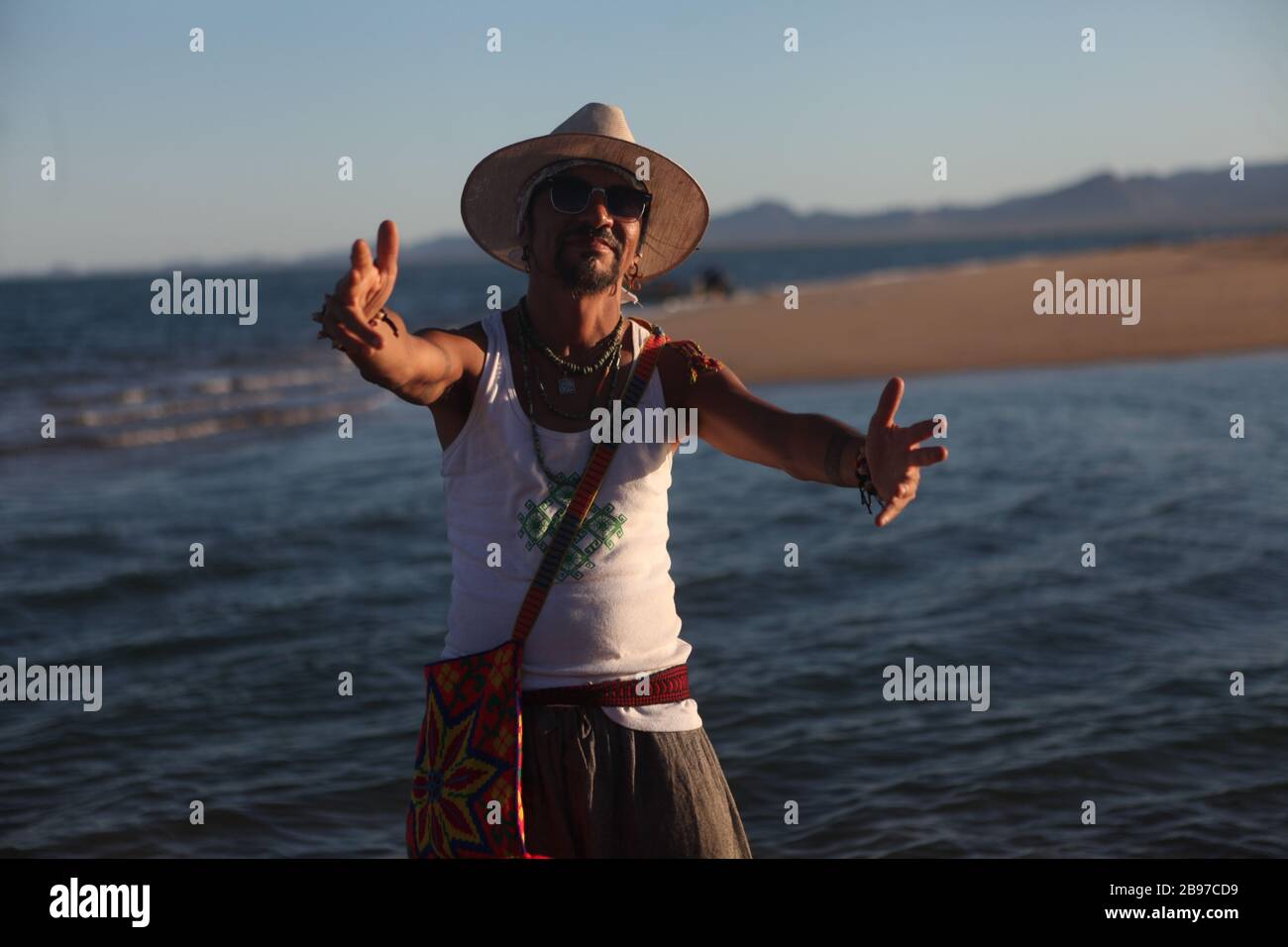 Retrato de Roco junto a un bote o panga de pescador a la orilla de la playa de punta chueca Sonora, así espalda la isla del tiburón. (Foto: Luis Gutie Stock Photo