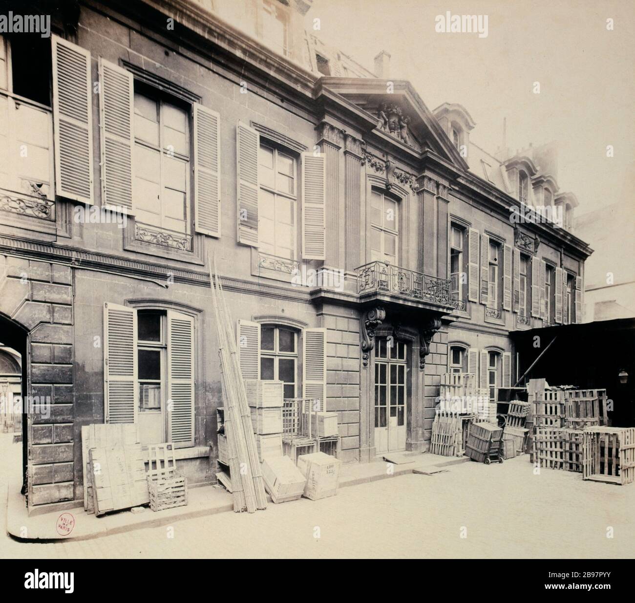 HOTEL ANGLADE 'Hôtel d'Anglade, 66 rue des Archives, cour du fond, mai 1897'. Paris (IIIème arrondissement). Photographie attribuée à Pierre Emonds. Paris, musée Carnavalet. Stock Photo