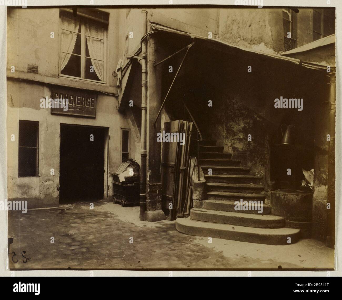 COURT OF 10 SAUVAL STREET, 1ST DISTRICT, PARIS Cour, 10 de la rue Sauval, Paris (Ier arr.), 1908. Photographie d'Eugène Atget (1857-1927). Paris, musée Carnavalet. Stock Photo