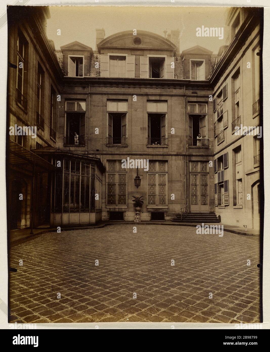 COURT HOTEL ALIGRE (DE BEAUHARNAIS, Laugeois OF Imbercourt), 15, RUE UNIVERSITY, 7TH DISTRICT, PARIS Cour, hôtel d'Aligre (de Beauharnais, Laugeois d'Imbercourt), 15, rue de l'Université. Paris (VIIème arr.), 1909. Photographie d'Eugène Atget (1857-1927). Paris, musée Carnavalet. Stock Photo