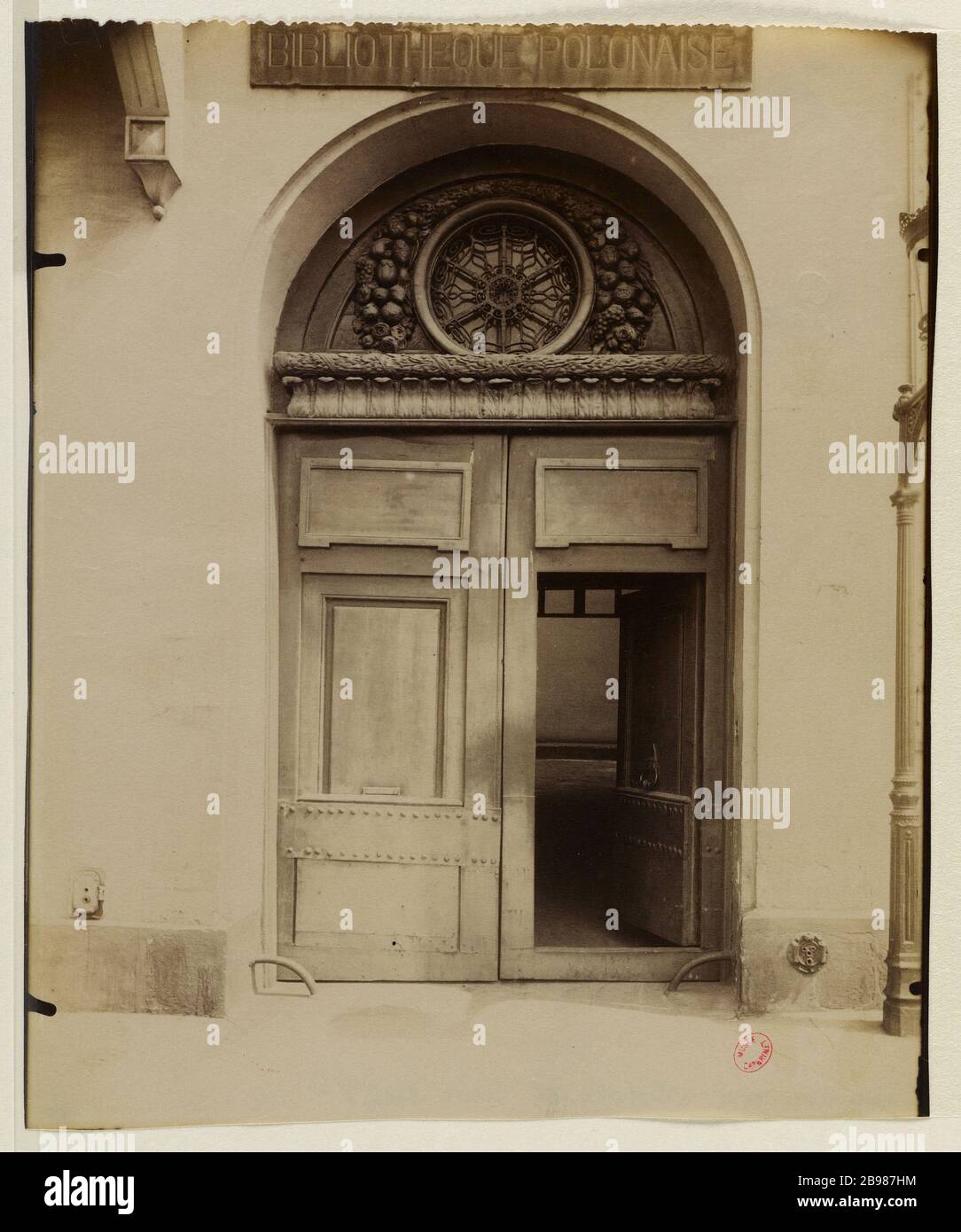 DOOR OF THE POLISH LIBRARY, 6 DOCK ORLEANS, 4TH DISTRICT, PARIS Porte de la  Bibliothèque Polonaise, 6 quai d'Orléans, Paris (IVème arr.), 1905-1906.  Photographie d'Eugène Atget (1857-1927). Paris, musée Carnavalet Stock  Photo - Alamy