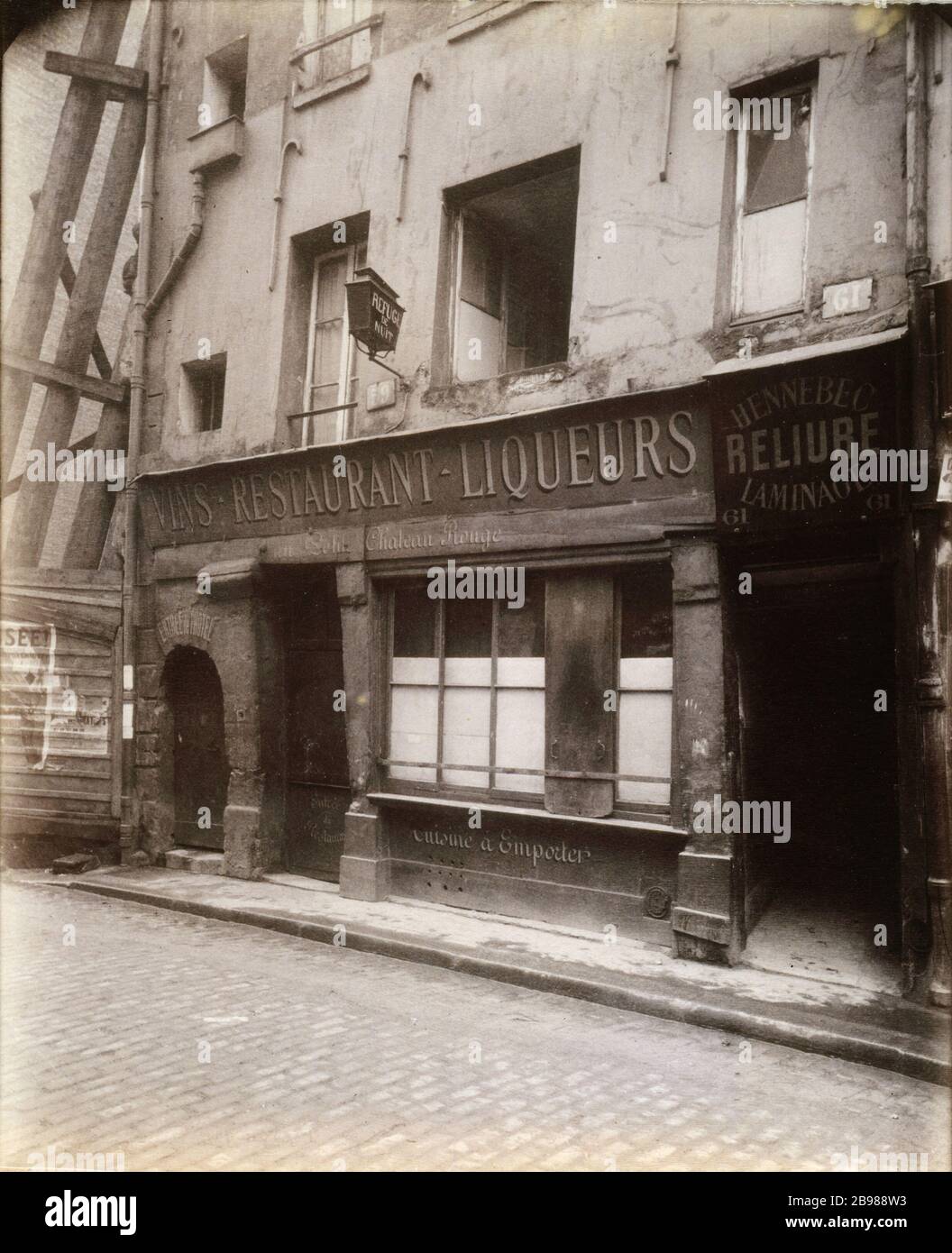 61 GALANDE STREET MOVES SMALL RED CASTLE '61, rue Galande, bouge du Petit Château Rouge (démoli)', Paris (Vème arr.). Photographie d'Eugène Atget (1857-1927). Paris, musée Carnavalet. Stock Photo