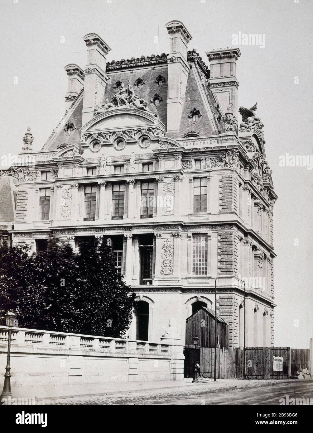 THE TILES - HOUSE FLORA Les Tuileries : Pavillon de Flore. Paris (Ier arr.), 1868. Photographie d'Achille Quinet. Paris, musée Carnavalet. Stock Photo