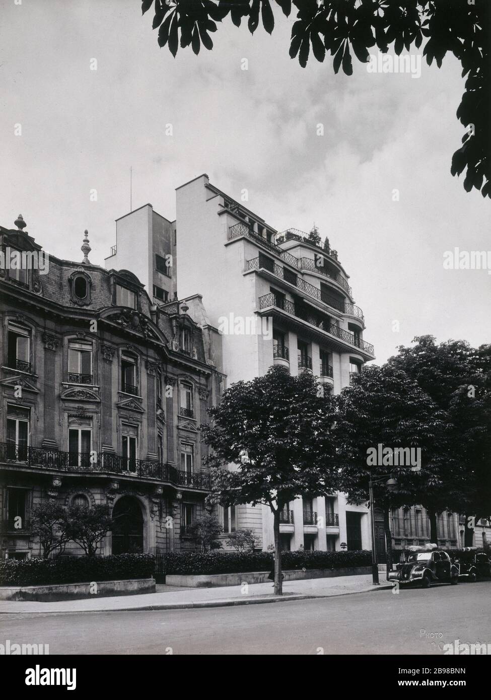 Paris avenue 1940 hi-res stock photography and images - Alamy