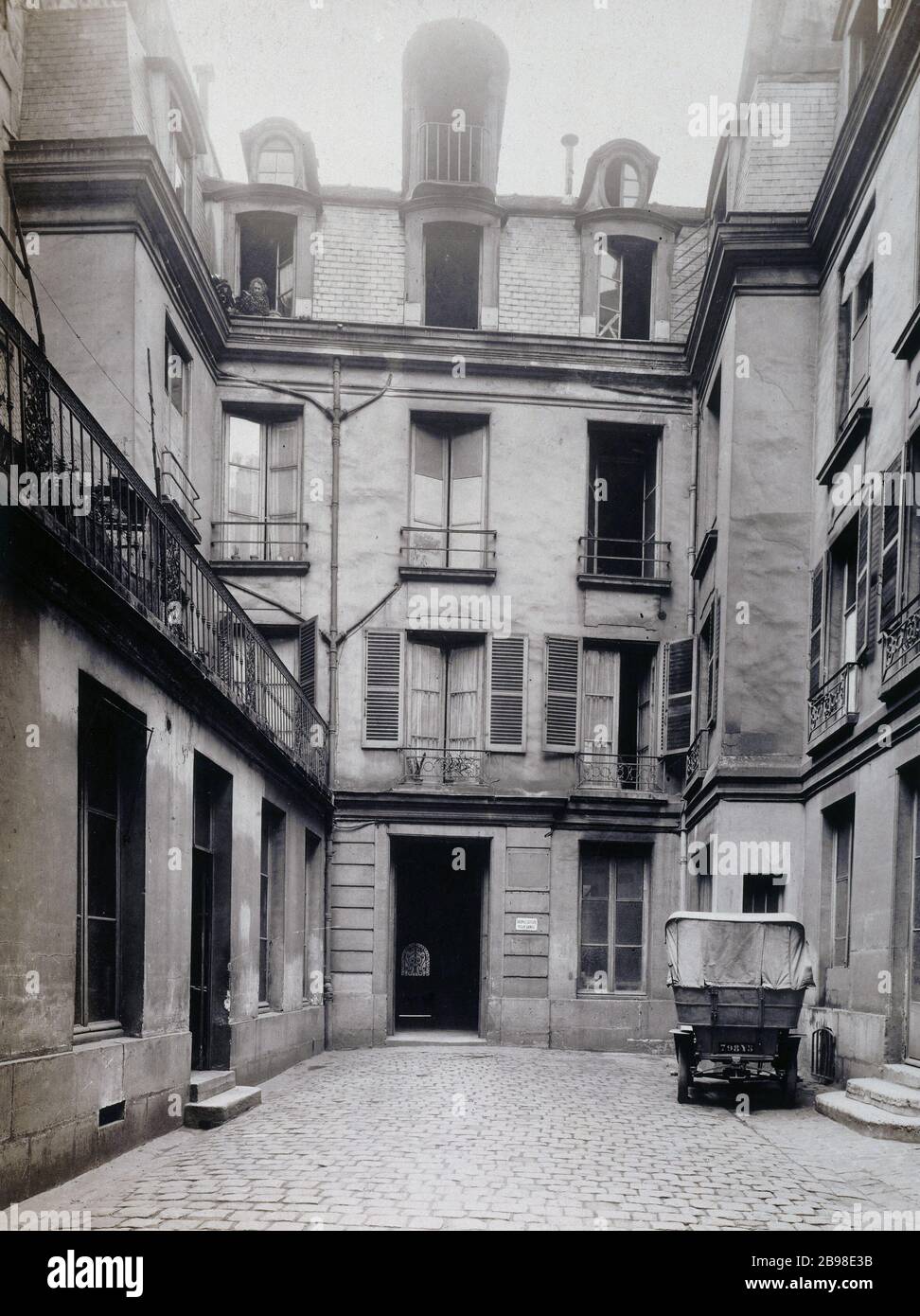 33 SAINT-ANDRE-DES ARTS 33, rue Saint-André-des-Arts, façade sur cour. Paris (VIème arr.). Photographie de Charles Lansiaux (1855-1939). Paris, musée Carnavalet. Stock Photo