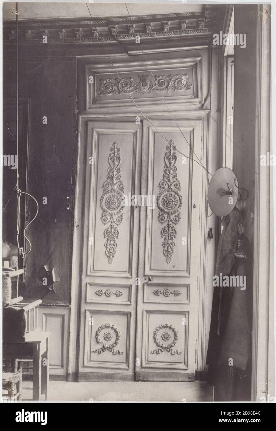 3 RUE SEGUIER 3, rue Séguier : dessus de porte de style Louis XVI, 1921.  Paris (VIème arr.). Photographie de Charles Lansiaux (1855-1939), 1921.  Paris, musée Carnavalet Stock Photo - Alamy