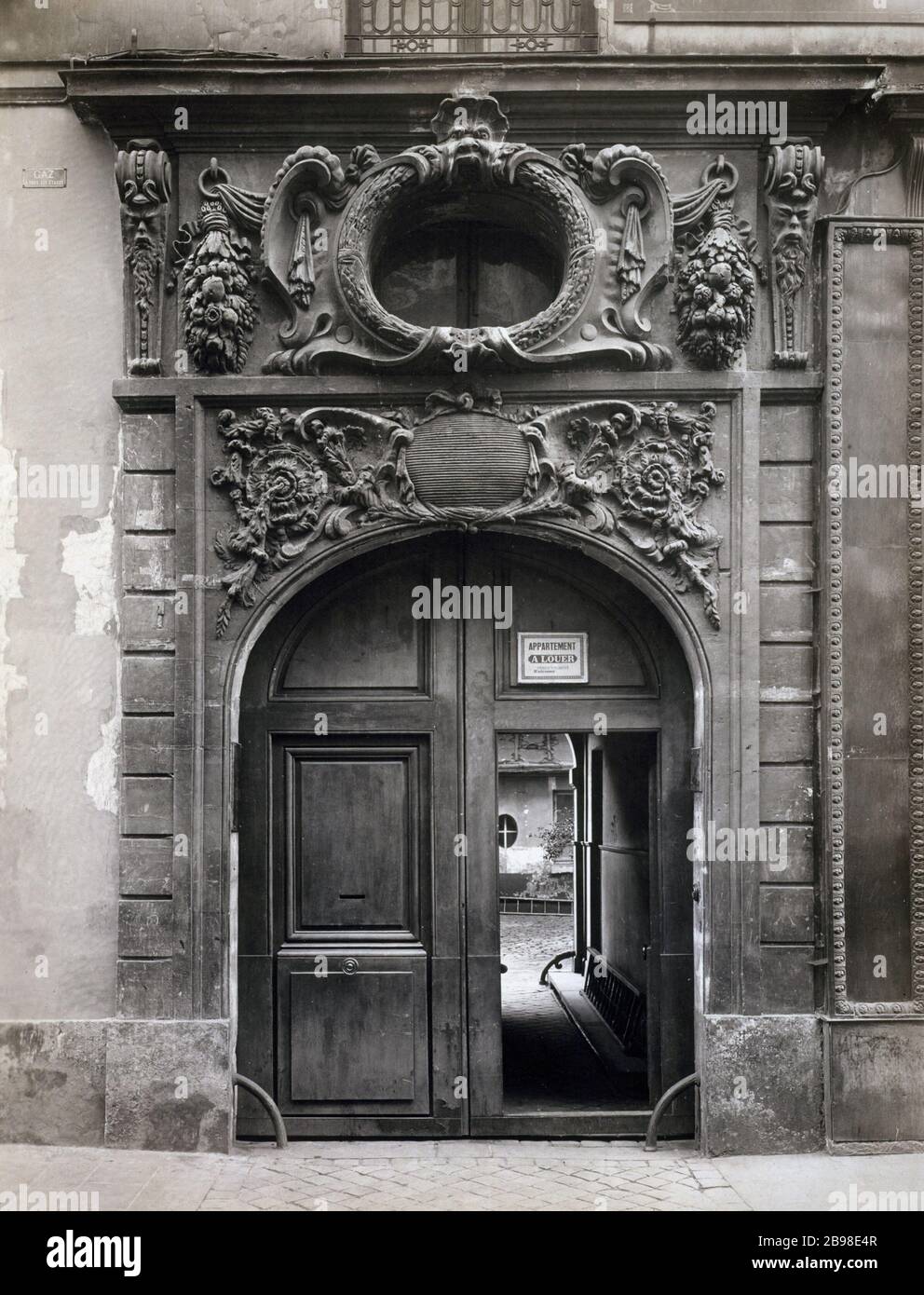 27 SAINT-SULPICE 27, rue Saint-Sulpice. Paris (VIème arr.). Photographie de Charles Lansiaux (1855-1939). Paris, musée Carnavalet. Stock Photo