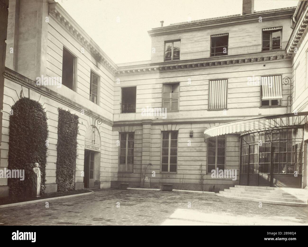 107 RUE DU FAUBOURG SAINT-HONORE 107, rue du faubourg Saint-Honoré, façade prise de la cour. Paris (VIIIème arr.). Photographie de Charles Lansiaux (1855-1939). Paris, musée Carnavalet. Stock Photo