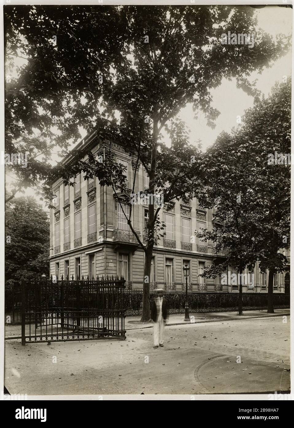 House framing the Parc Monceau Maison encadrant le parc Monceau. 1916-1922.  Photographie de Charles Lansiaux (1855-1939). Paris, musée Carnavalet Stock  Photo - Alamy