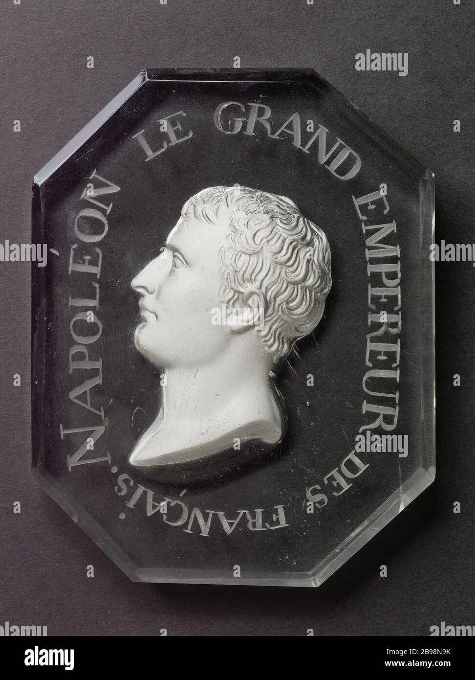 Medallion bearing the likeness of Napoleon, in 1810 Benjamin-François Ladouepe du Fougerais (1766-1821). Médaillon à l'effigie de Napoléon, 1810. Cristal avec incrustation d'argile blanche. Paris, musée Carnavalet. Stock Photo