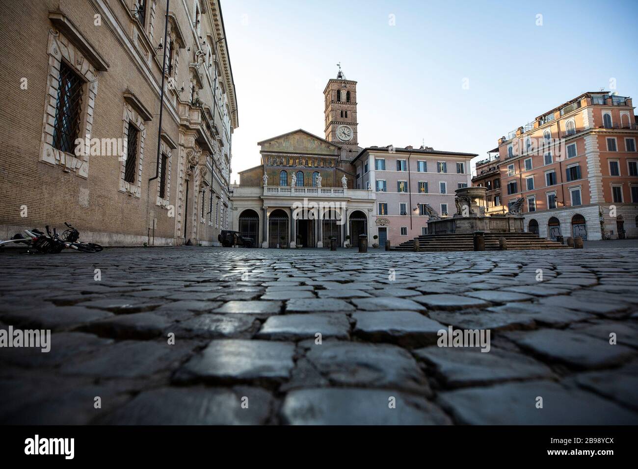 Roma, Italy. 23rd Mar, 2020. A view of Piazza Santa Maria in Trastevere in Rome during the 14th day of lockdown imposed nationwide by the Italian government that tries to tackle the coronavirus outbreak. Every movements in the citiies are restricted, and streets usually filled with life and traffic are almost empty (Photo by Giuseppe Fama/Pacific Press) Credit: Pacific Press Agency/Alamy Live News Stock Photo