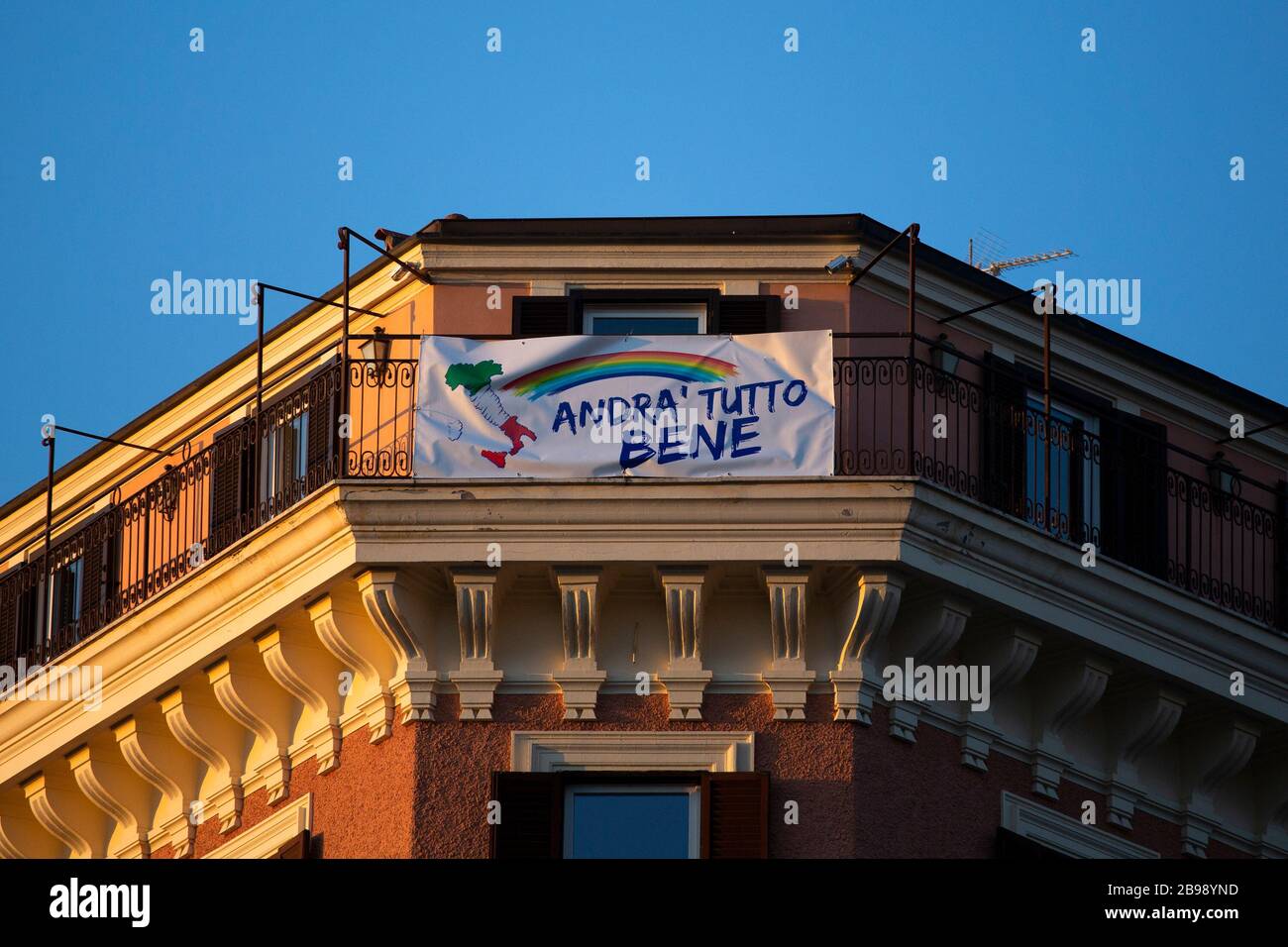 Roma, Italy. 23rd Mar, 2020. A banner with written “everything will be all right” on a building in Rome during the 14th day of lockdown imposed nationwide by the Italian government that tries to tackle the coronavirus outbreak. Every movements in the citiies are restricted, and streets usually filled with life and traffic are almost empty (Photo by Giuseppe Fama/Pacific Press) Credit: Pacific Press Agency/Alamy Live News Stock Photo