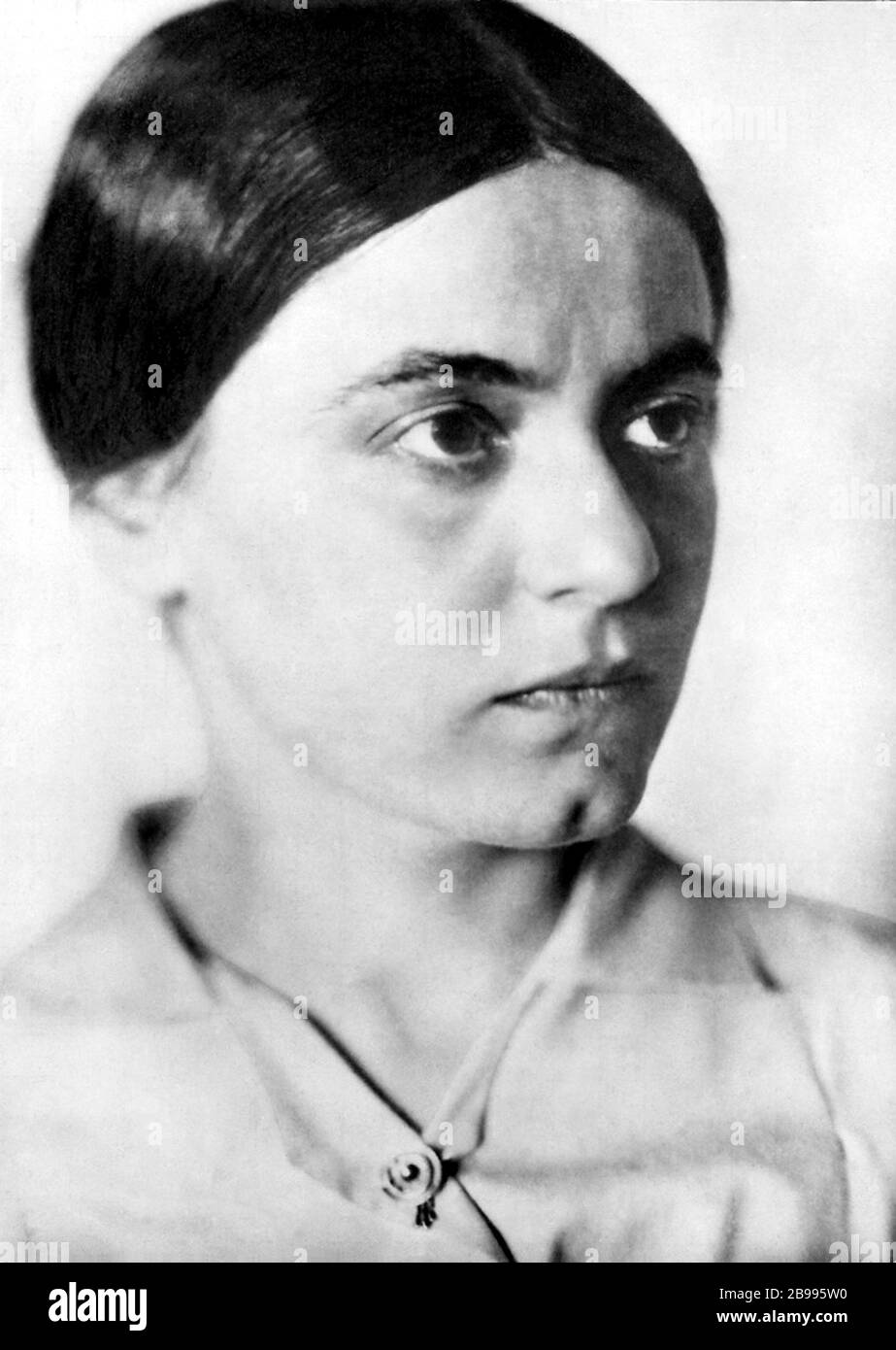 1940 c, GERMANY: The german woman philosopher and nun  EDITH STEIN ( 1891 - 1942 ). Born in jewish familly converted to Catholic Religion and became nun in Carmelitans Order , killed during the Shoah by nazism in  Auschwitz extermition camp. She is canonized as a Martyr and Saint of the Catholic Church in 199 by Pope John Paul II, she is one of six co-patron saints of Europe. - SCRITTORE - SCRITRICE - Santità - SANTA - San - LETTERATURA - LITERATURE - letterata - FILOSOFA - FILOSOFO - FILOSOFIA - PHILOSOPHY - portrait - ritratto - convertita - Martire - Canonizzazione - Canonizzata - RELIGIONE Stock Photo