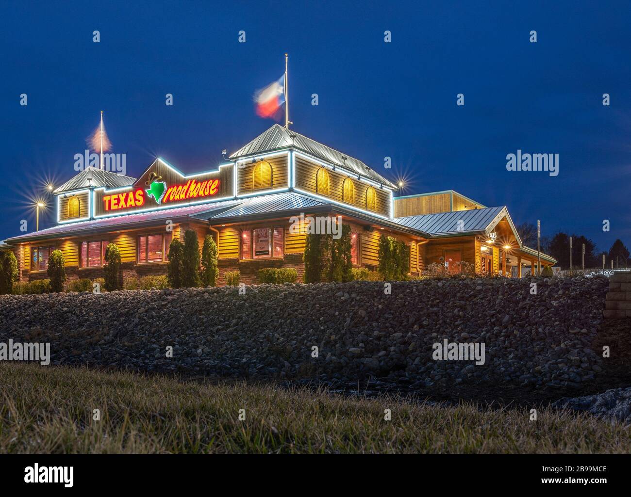 New Hartford, New York - Mar 19, 2020: Night View of Texas Roadhouse Restaurant Location, Texas Roadhouse is a Chain Restaurant Offering Western Theme Stock Photo