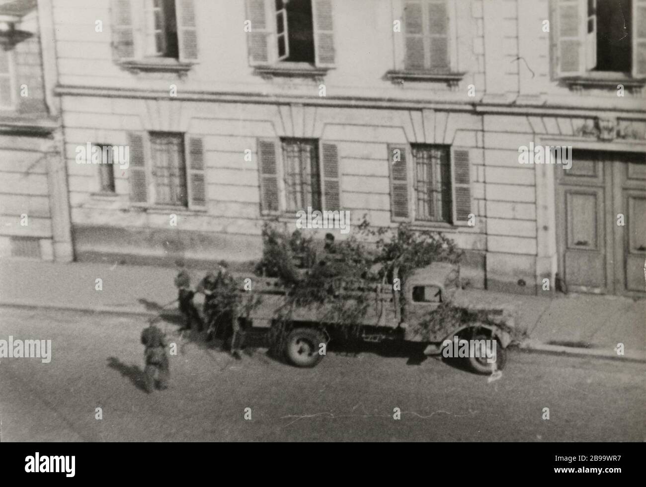 RELEASE PARIS, 19 AOUT 1944 - SS TRUCK PARACHUTISTE "Libération de Paris, 19 août 1944 - Camion de parachutistes SS". Photographie anonyme. Paris, musée Carnavalet. Stock Photo