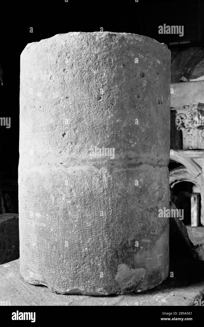 TWO DRUMS COLUMN FROM THE CRYPT OF THE CHAPEL SAINT-SYMPHORIEN-IN-THE-CITY, END OF THE CENTURY XIITH (CAT. 67) Anonyme. Deux tambours de colonne provenant de la crypte de la chapelle Saint-Symphorien-en-la-Cité, fin du XIIe siècle (cat. 67). Pierre. Paris, musée Carnavalet. Stock Photo