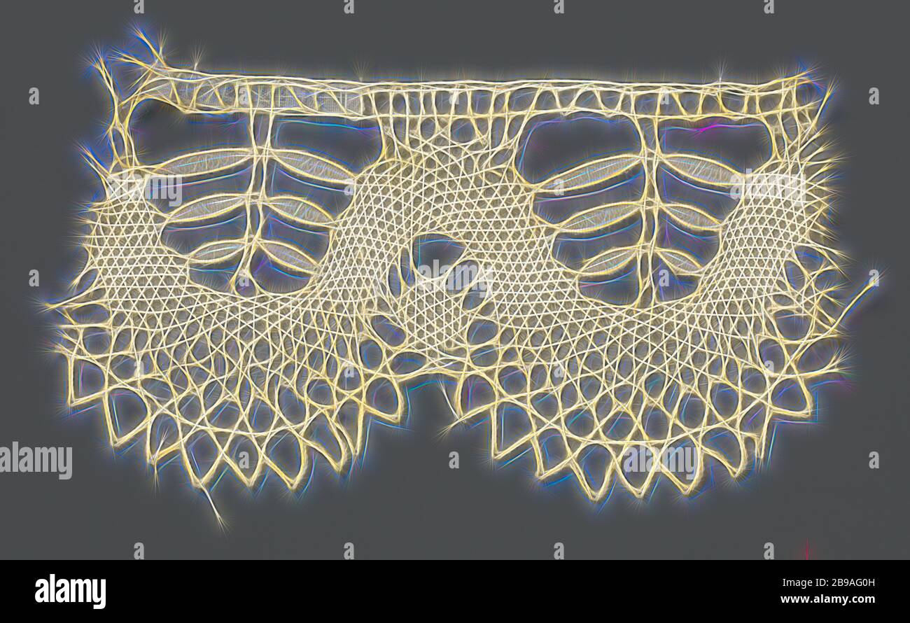 Strip of spool lace with three times a double leaf on branch in U-shaped shell, Natural spool of lace strip: lace. The repeating pattern is formed by a continuous wide ribbon worked in net stroke, which forms U-shaped shells. A stylized branch hangs straight down in each scallop, with on each side three leaves placed one below the other, six in total, made in form. The top is finished straight. Along the underside of the ribbon in net stroke hangs an open network of braids, which finish the shells with triangles., anonymous, Brasil, c. 1800 - c. 1899, linen (material), torchon lace, l 12 cm × Stock Photo