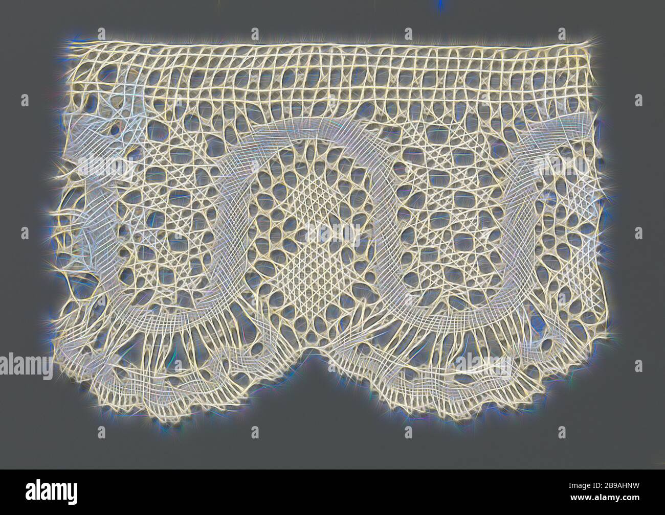 Strip of bobbin lace with a regular wavy line and fan scales, Strip of natural-colored bobbin lace: lace. The repeating pattern consists of a regularly wavy line in linen. The waves form u-shaped fields. Below the wave top there are two diamonds placed underneath each other in net stroke, the wave top touches the straight decorative band along the top of the strip. Fan-shaped shells hang under the wave valleys. In the golf valleys, an ornamental soil is used that forms square blocks. The top of the strip is finished straight., anonymous, Russia, c. 1900 - c. 1924, linen (material), torchon lac Stock Photo