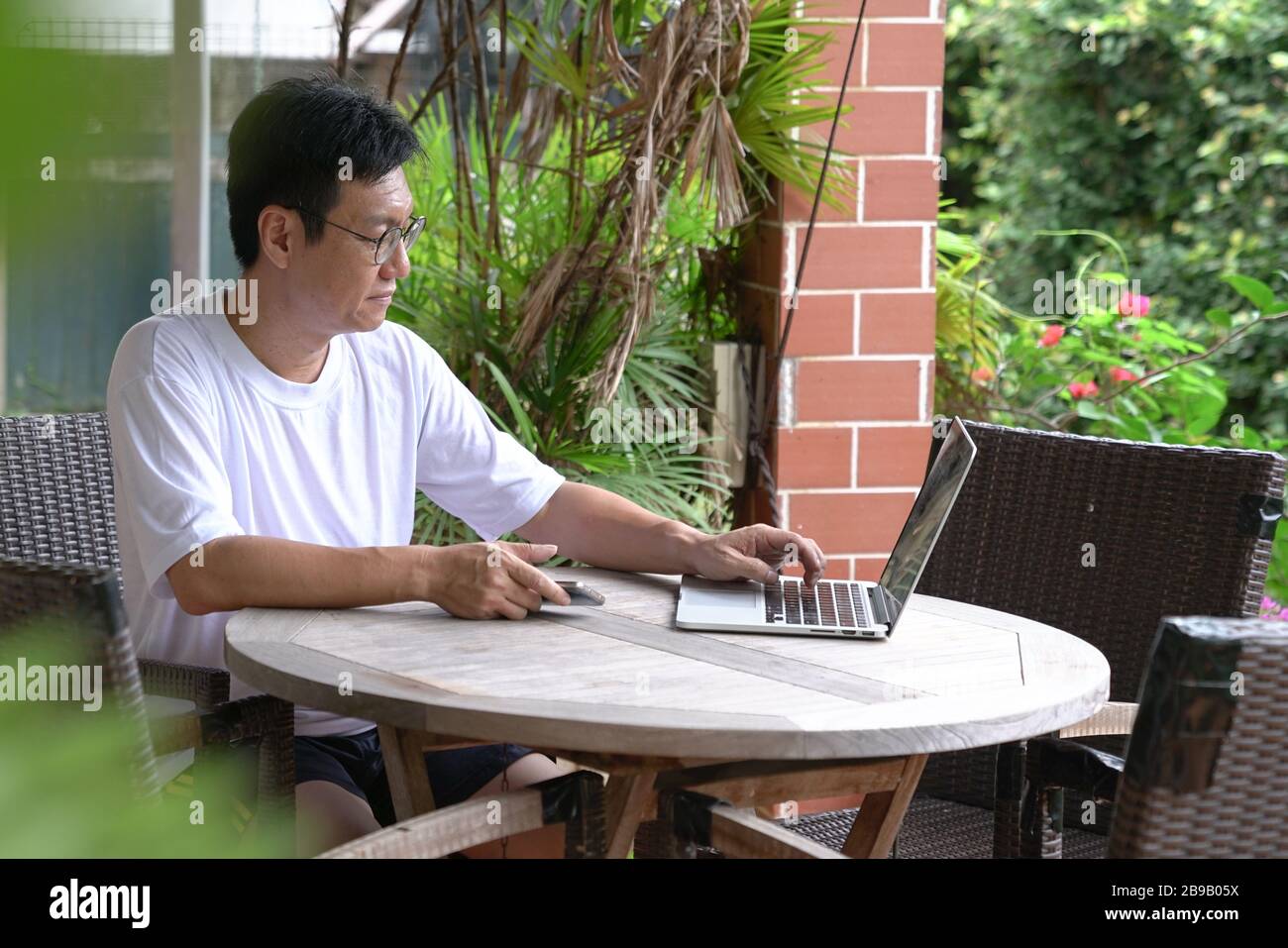 Home broadband hi-res stock photography and images - Alamy