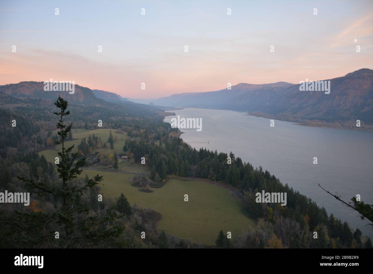 Sunset on the Columbia River Gorge looking east from the Cape Horn lookout on Highway 14, Washington State, USA. Stock Photo