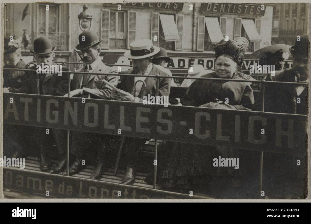 The OMNIBUS BELLEVILLE-CLICHY PLACE CLICHY, 17TH DISTRICT, PARIS L'omnibus Batignolles-Clichy, place de Clichy, Paris (XVIIème arr.). 1896. Photographie anonyme. Stock Photo