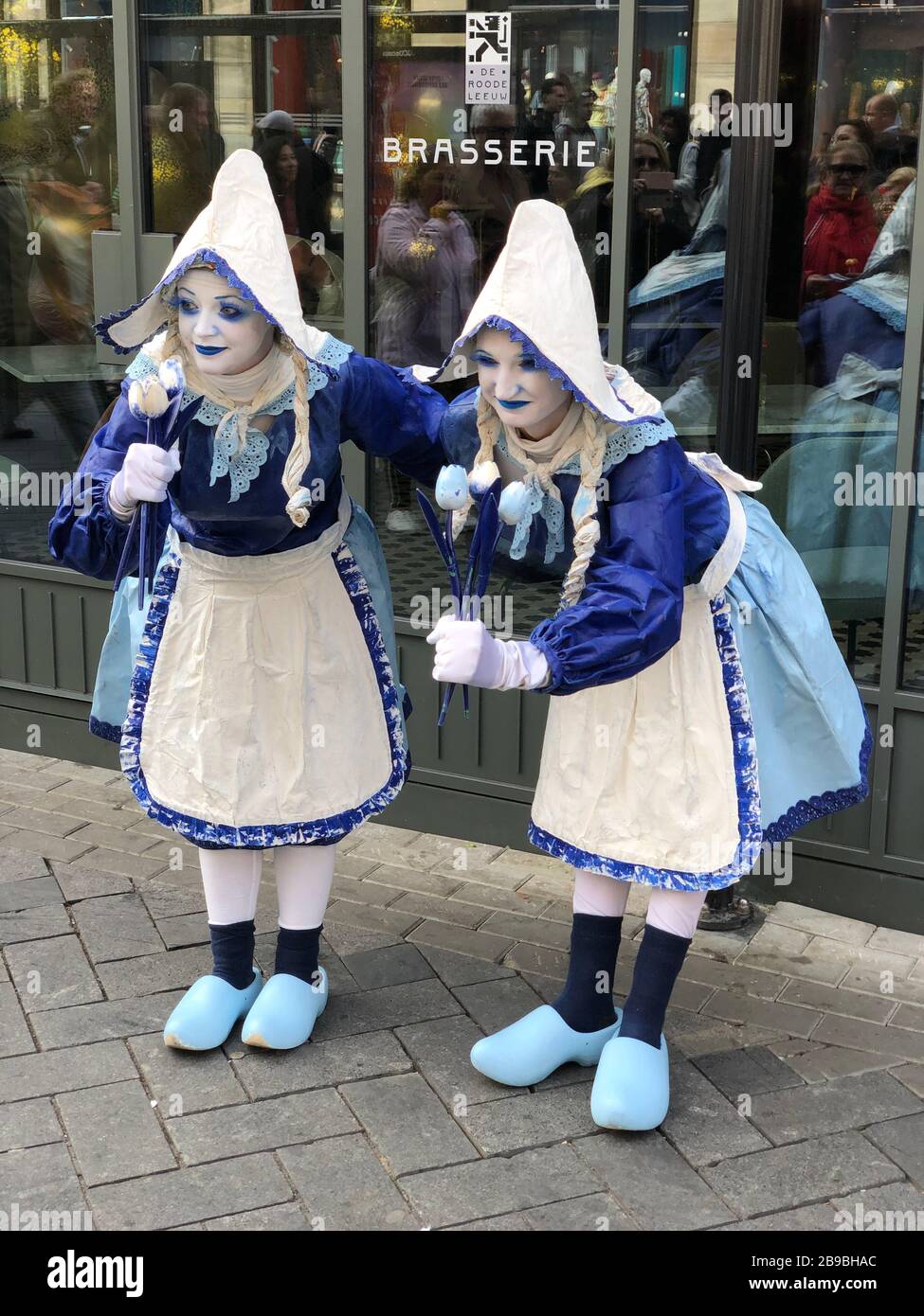 Street artist in traditional Dutch costume, Amsterdam Stock Photo Alamy