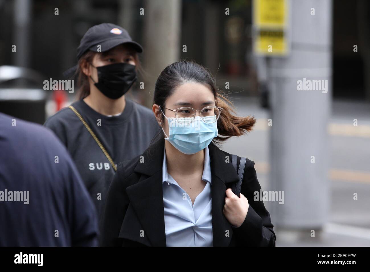 People wearing face masks hi-res stock photography and images - Alamy