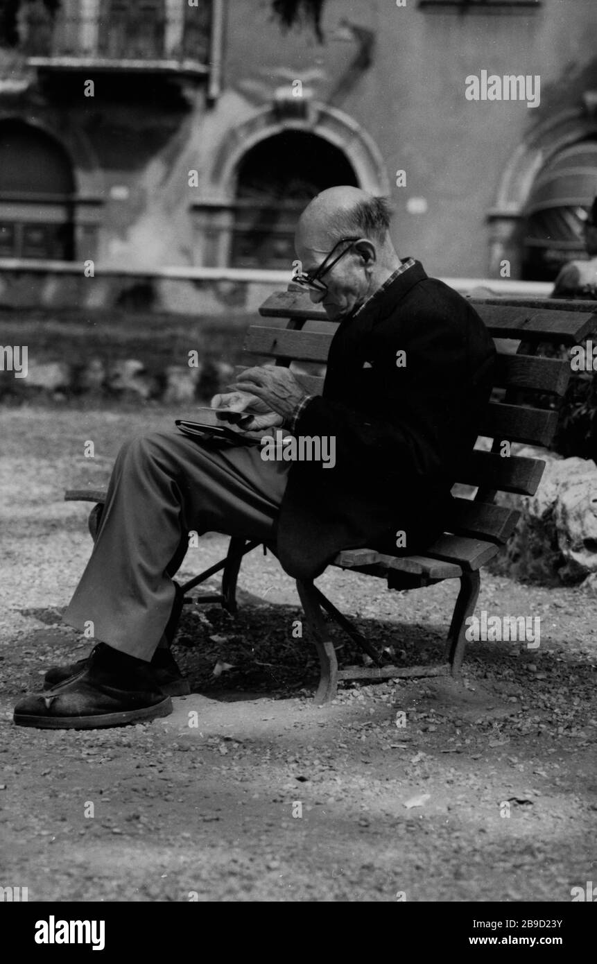 Old man sitting on bench Black and White Stock Photos & Images - Alamy