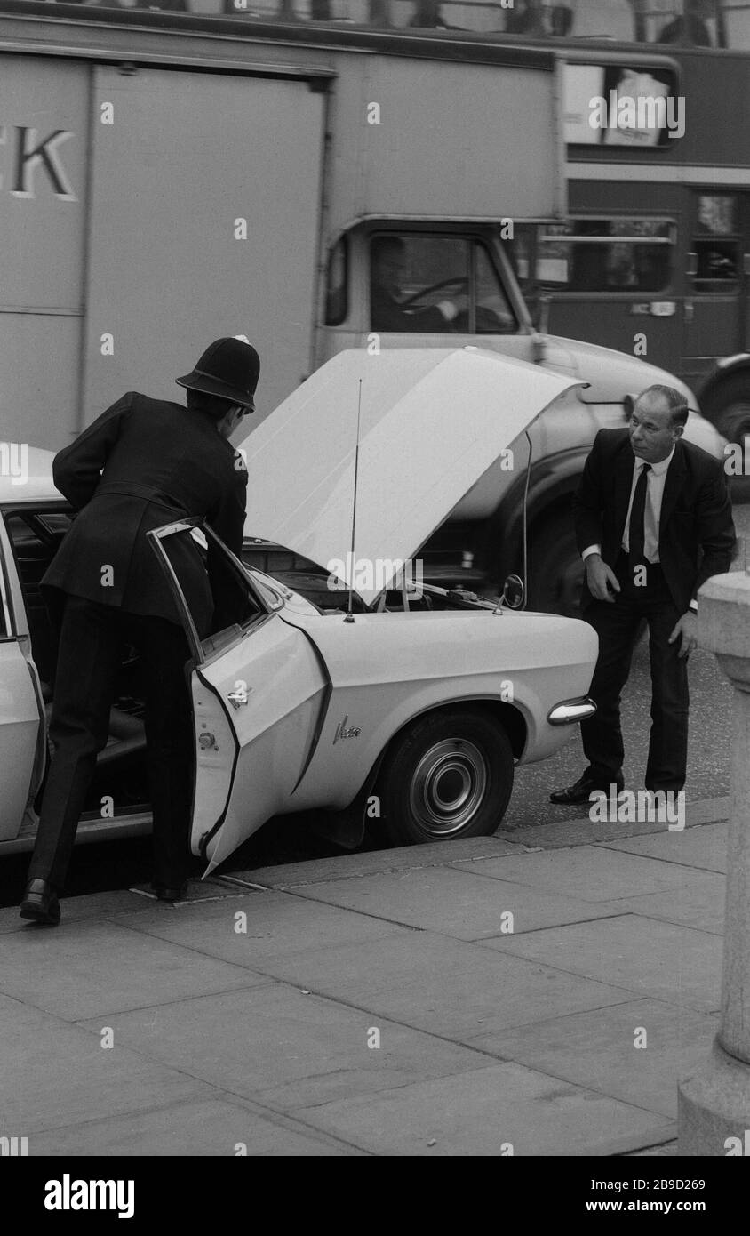 Car breakdown london Black and White Stock Photos & Images Alamy