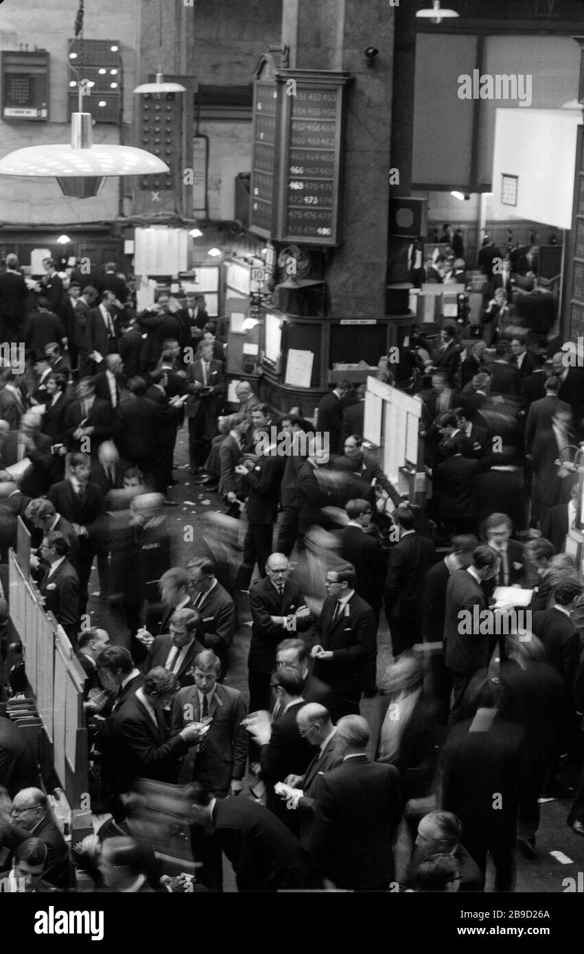 London stock exchange floor hi-res stock photography and images - Alamy