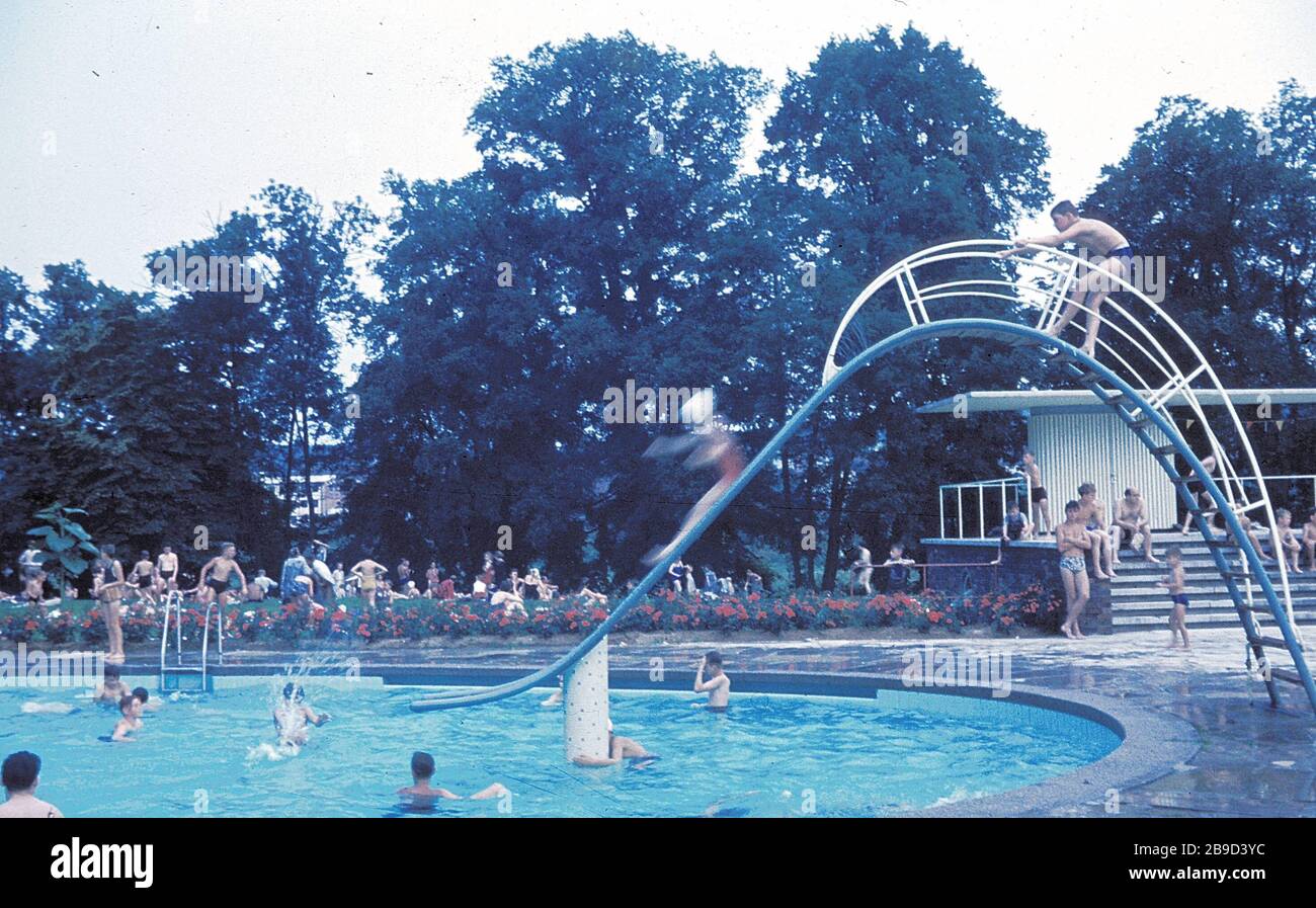Open air swimming pool hi-res stock photography and images - Alamy