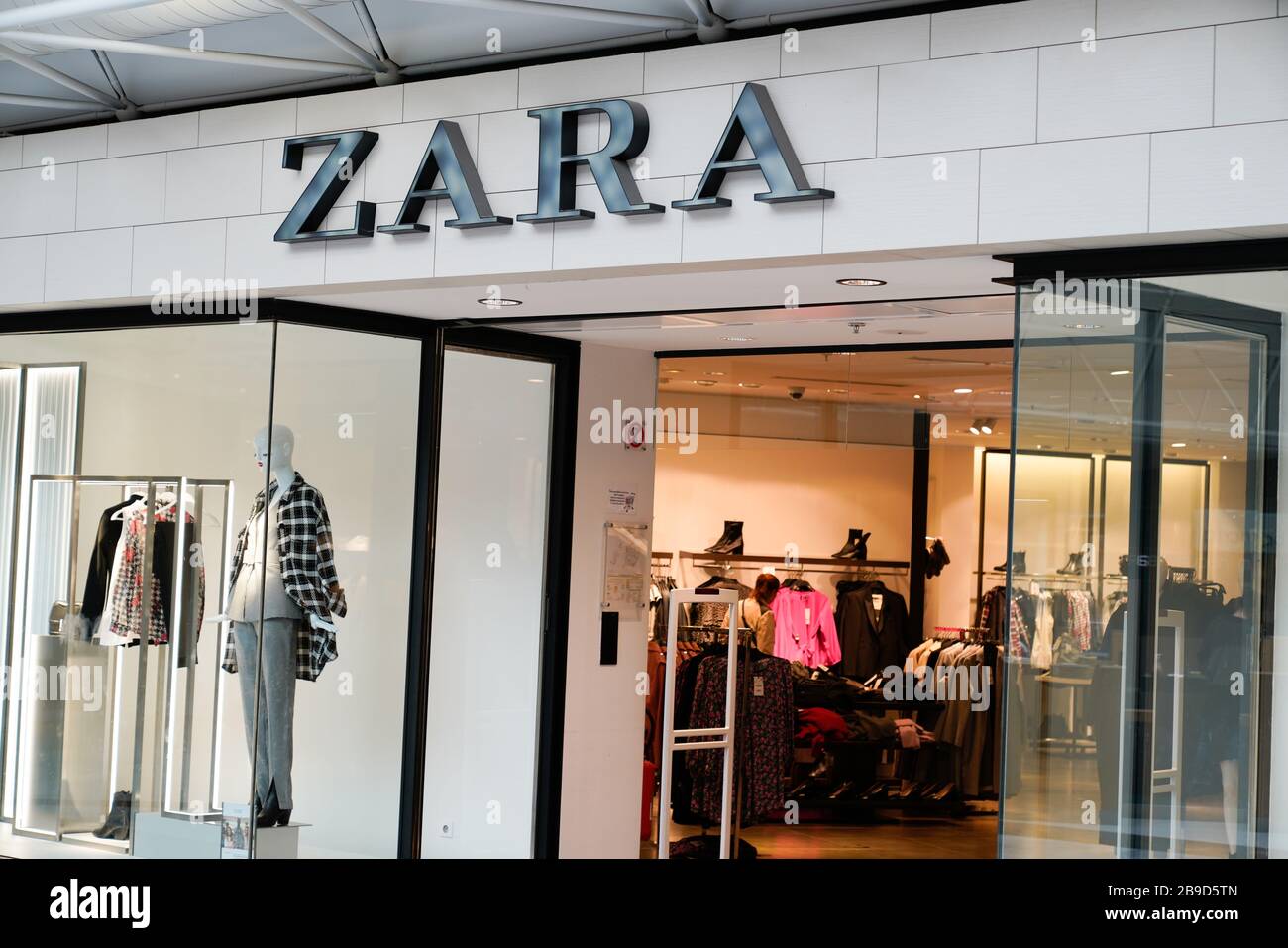 Bordeaux , Aquitaine / France - 09 24 2019 : Zara Retail Store Exterior  shop Logo Stock Photo - Alamy