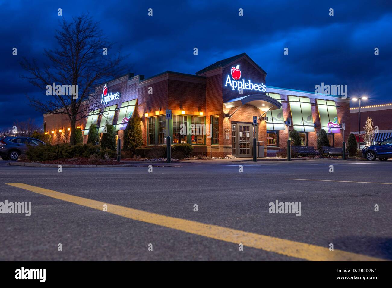 New Hartford, New York - Mar 20, 2020: Night View of Applebee's Restaurant Facade, Applebee's is an American Company, Developing franchises. Stock Photo