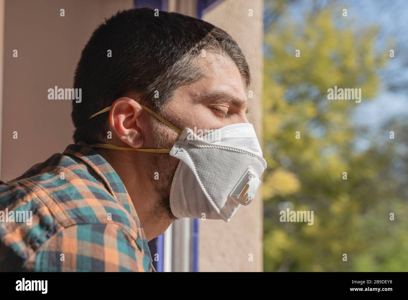 Joven mirando hi-res stock photography and images - Alamy