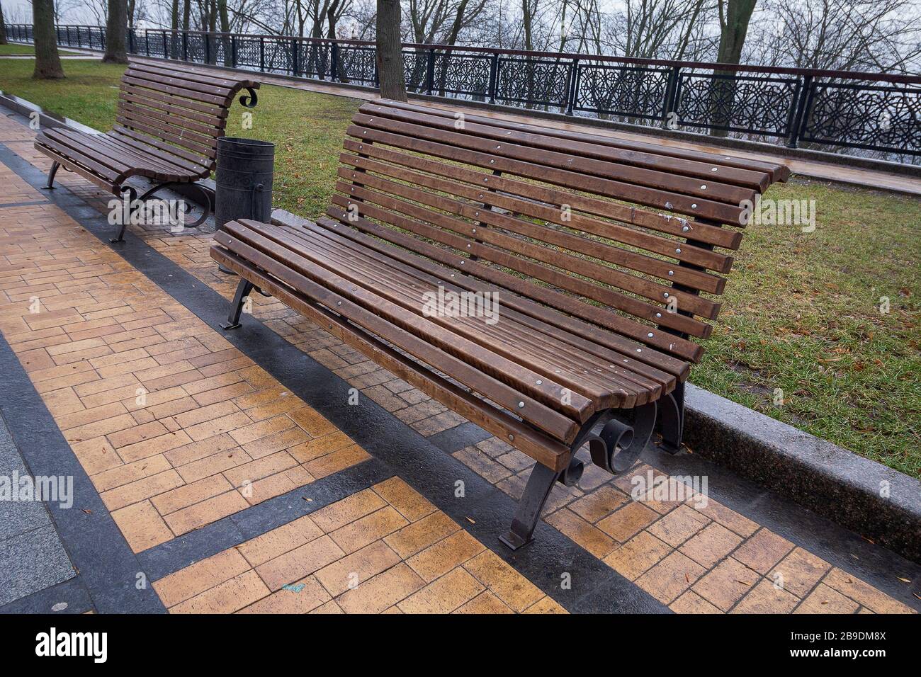 Empty park benches in the rain hi-res stock photography and images - Alamy