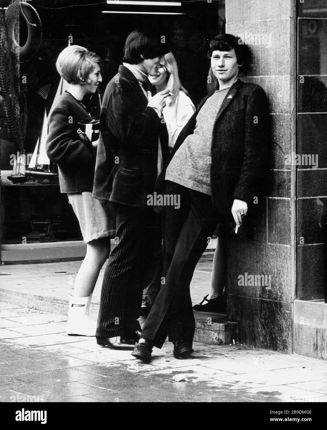 Teenagers fashion 60s hi-res stock photography and images - Alamy