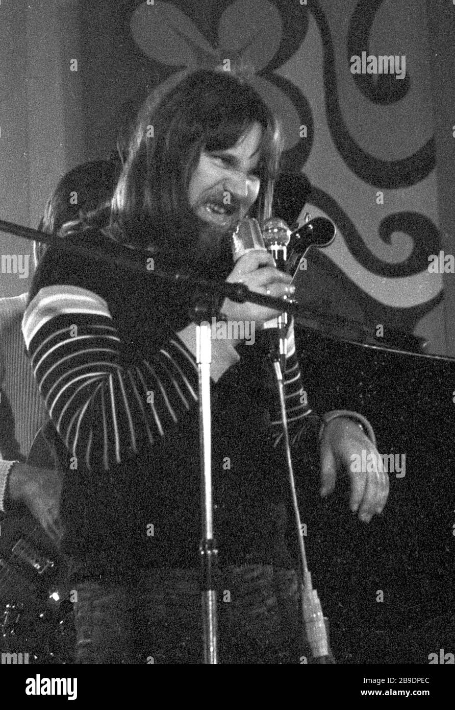 Herbert Dreilich with the All Star Band Berlin during a performance at the Klubhaus der Gewerkschaften in Halle an der Saale in January 1973, making a grimace while singing. [automated translation] Stock Photo
