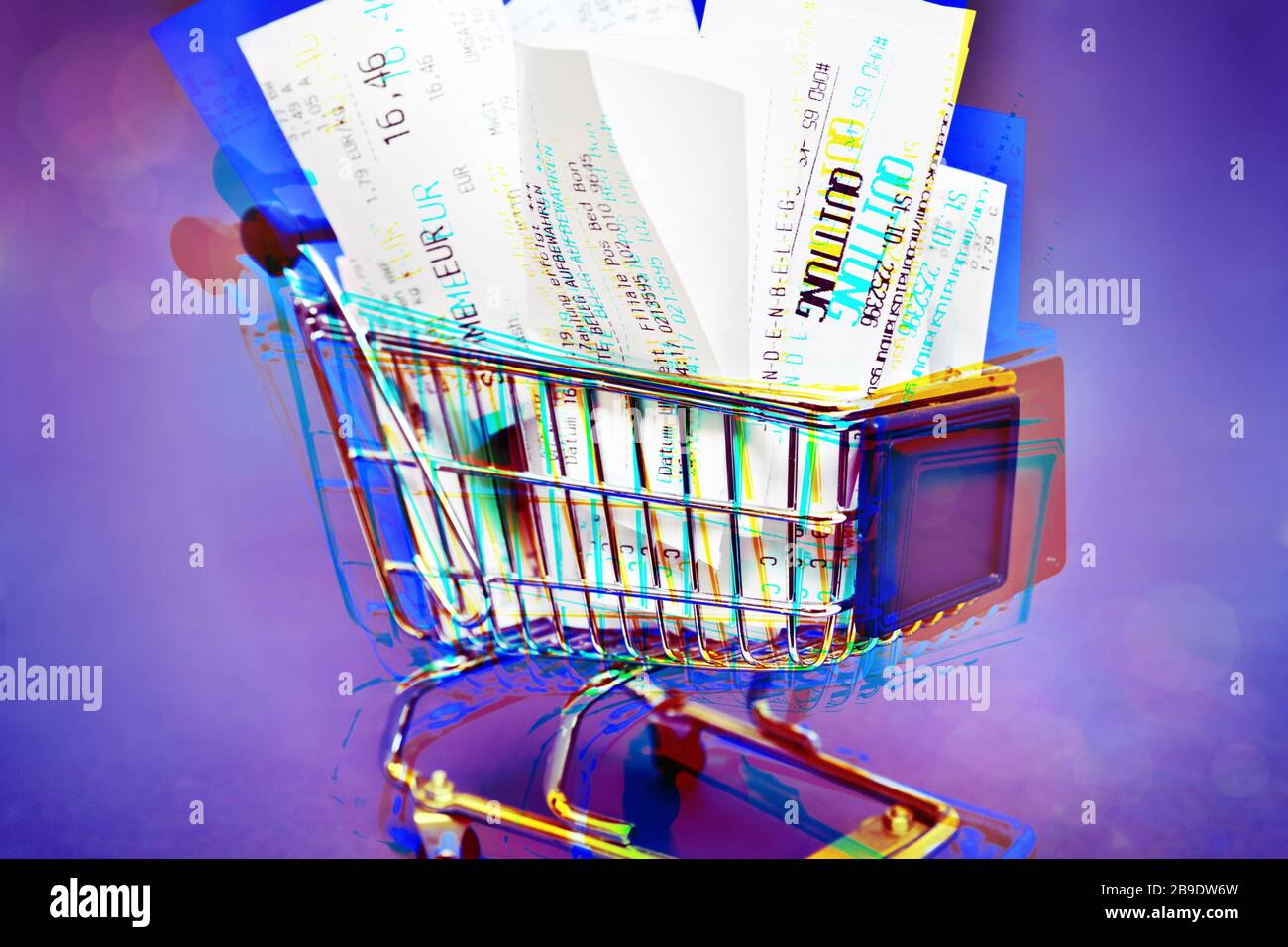 Receipts to a shopping cart, symbolic photo receipt duty, Kassenbons einem Einkaufswagen, Symbolfoto Kassenbonpflicht Stock Photo