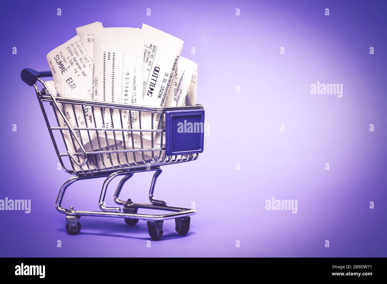 Receipts to a shopping cart, symbolic photo receipt duty, Kassenbons einem Einkaufswagen, Symbolfoto Kassenbonpflicht Stock Photo