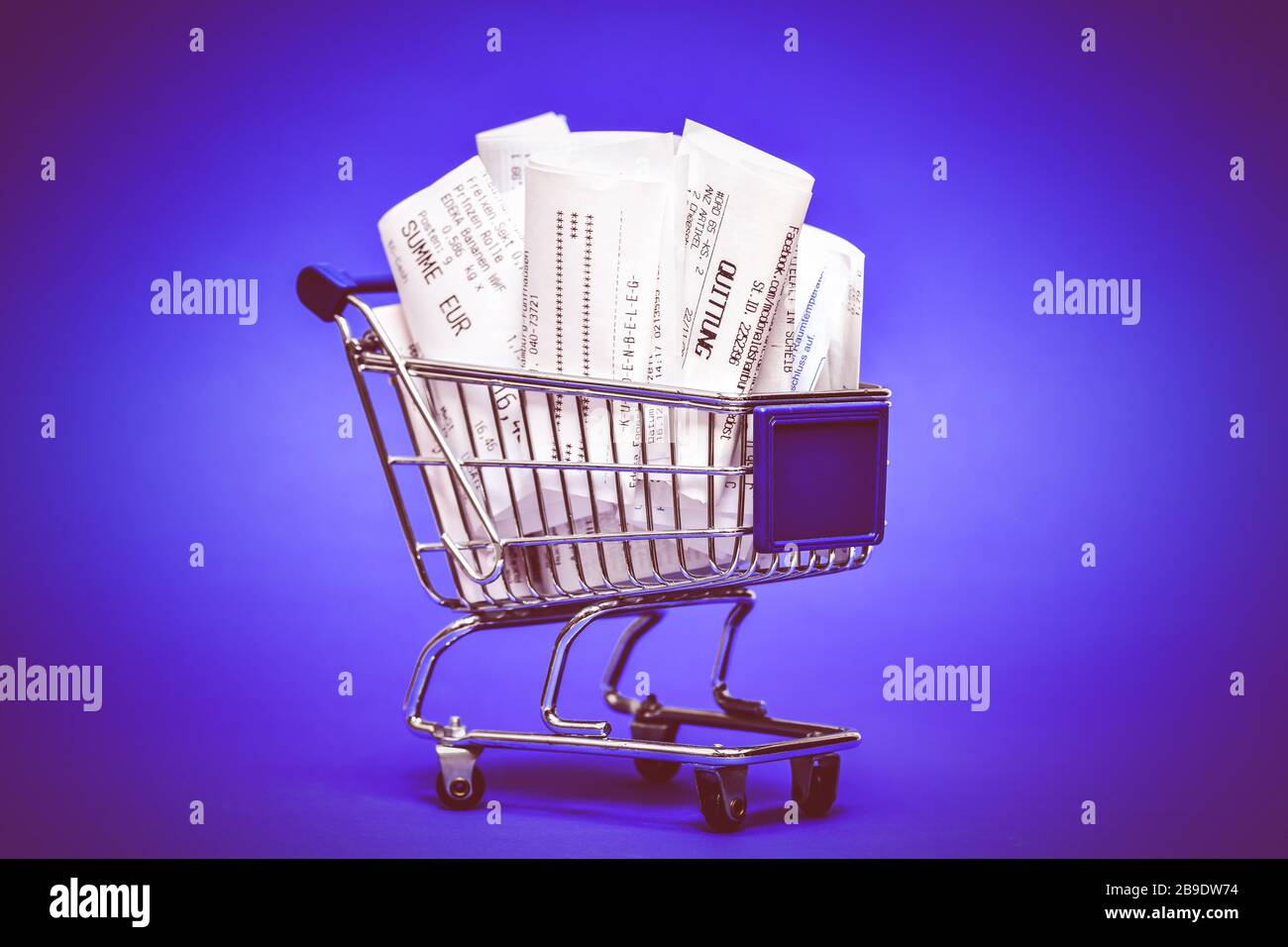 Receipts to a shopping cart, symbolic photo receipt duty, Kassenbons einem Einkaufswagen, Symbolfoto Kassenbonpflicht Stock Photo