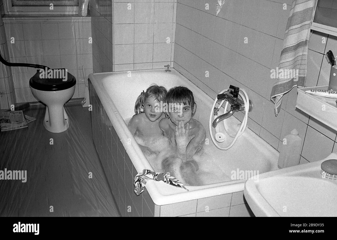 A brother and his sister take a bath in a full bathtub of foam. [automated  translation] Stock Photo - Alamy