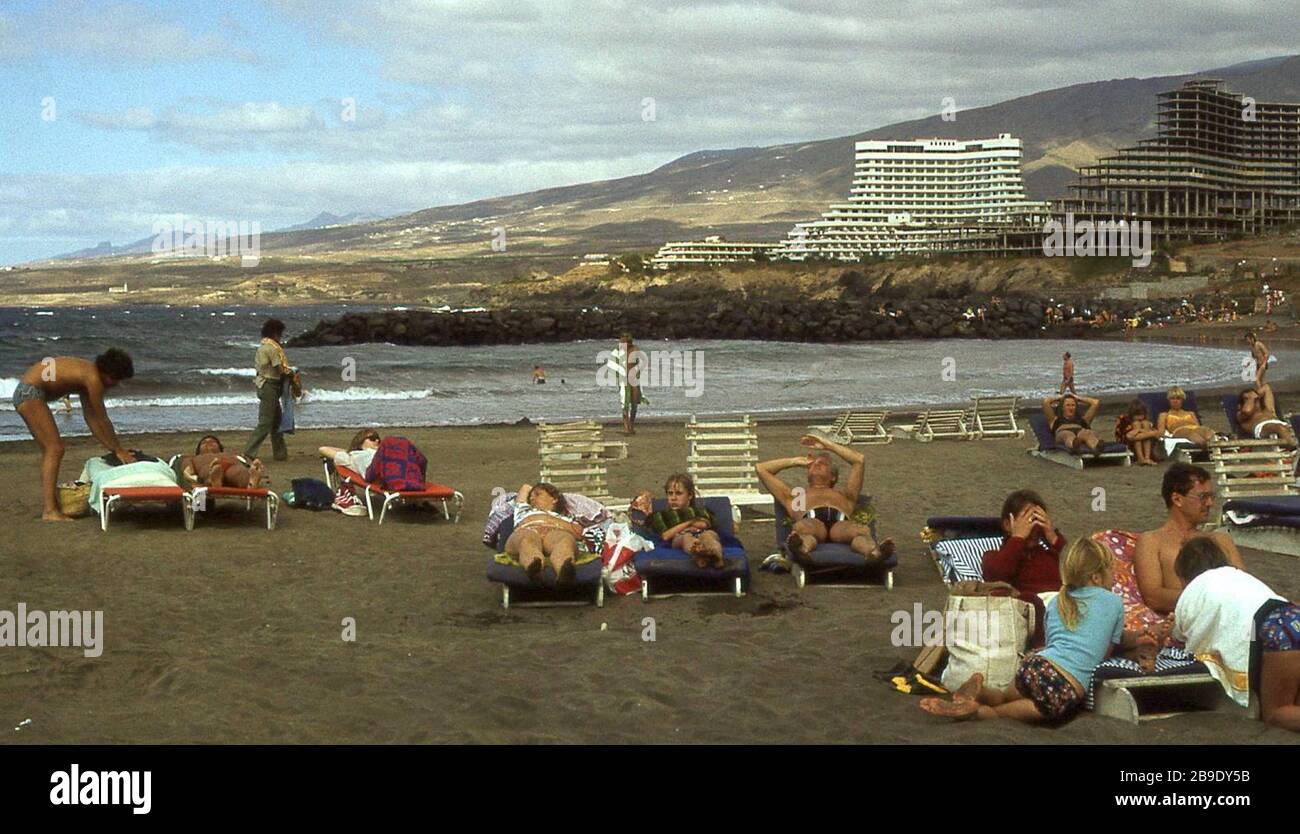 Holidaymakers at the Playa de las Americas in cloudy weather. [automated  translation] Stock Photo - Alamy